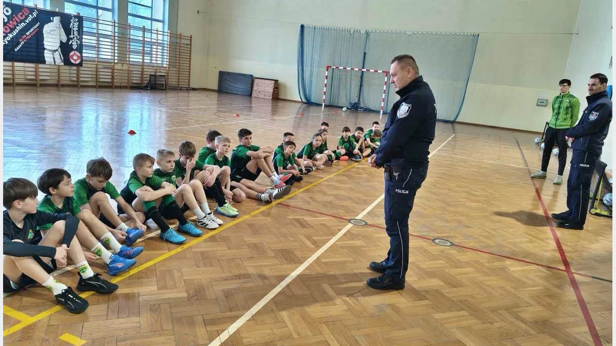Bezpieczne ferie w Łukowicy: Spotkanie dzieci z dzielnicowym/fot.: KPP Limanowa