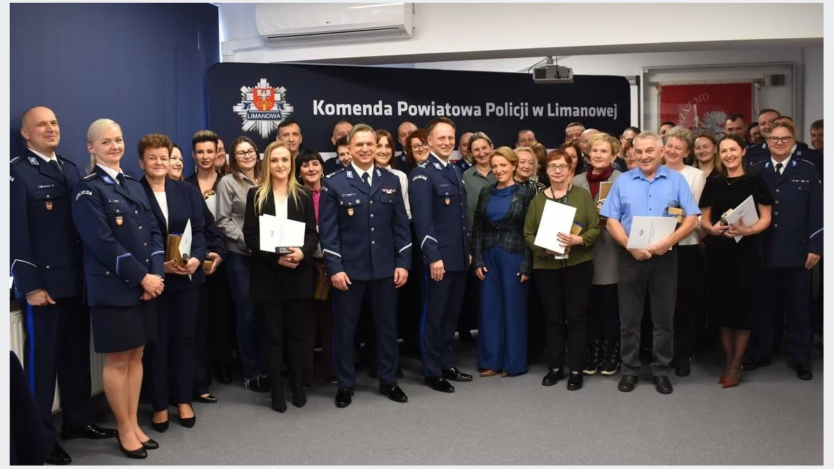 Komendant Powiatowy Policji w Limanowej podczas spotkania z pracownikami cywilnymi z okazji ich święta