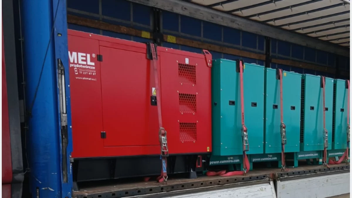 Rozładunek transportu z generatorami prądu przekazanymi przez Caritas Archidiecezji Krakowskiej dla mieszkańców Kijowa.