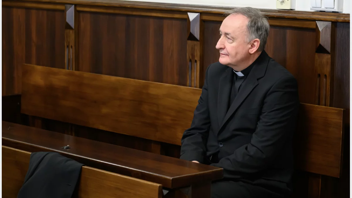 Biskup Andrzej Jeż na sali rozpraw Sądu Rejonowego w Tarnowie, 18 lutego 2026 r. 