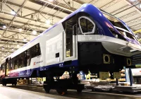 Budują potęgę PKP Intercity. Pokazana produkcja pierwszej kolejowej hybrydy - zdjęcie główne