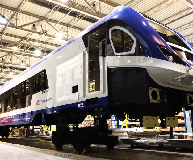 Budują potęgę PKP Intercity. Pokazana produkcja pierwszej kolejowej hybrydy - zdjęcie główne