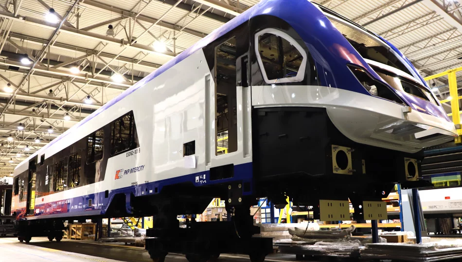 Budują potęgę PKP Intercity. Pokazana produkcja pierwszej kolejowej hybrydy - zdjęcie 1