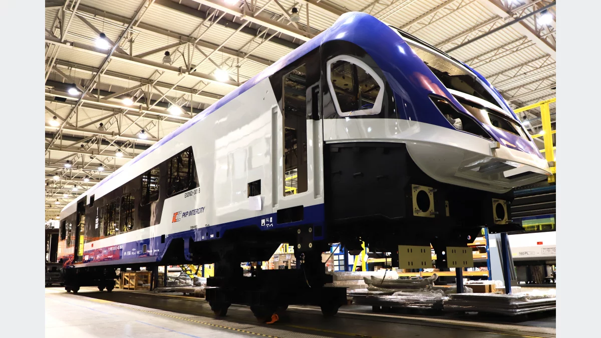 Budują potęgę PKP Intercity. Pokazana produkcja pierwszej kolejowej hybrydy