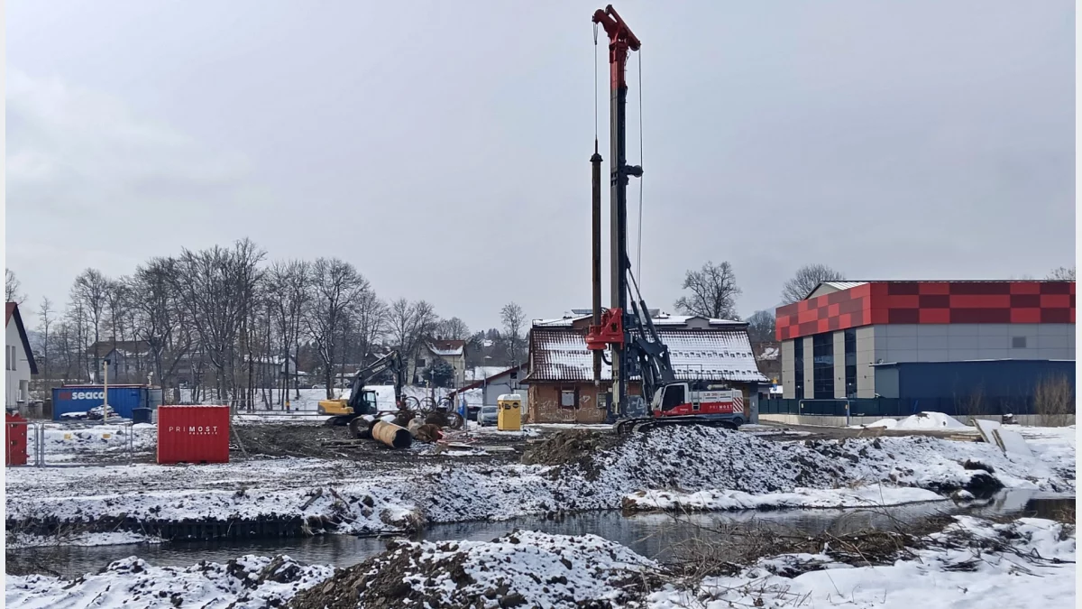 Plac budowy przy wiadukcie kolejowym nad rzeką Mszanką i ulicą Orkana w Mszanie Dolnej