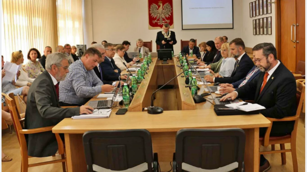 Sesja Rady Miasta Limanowa, obradujący radni w sali narad Urzędu Miasta Limanowa