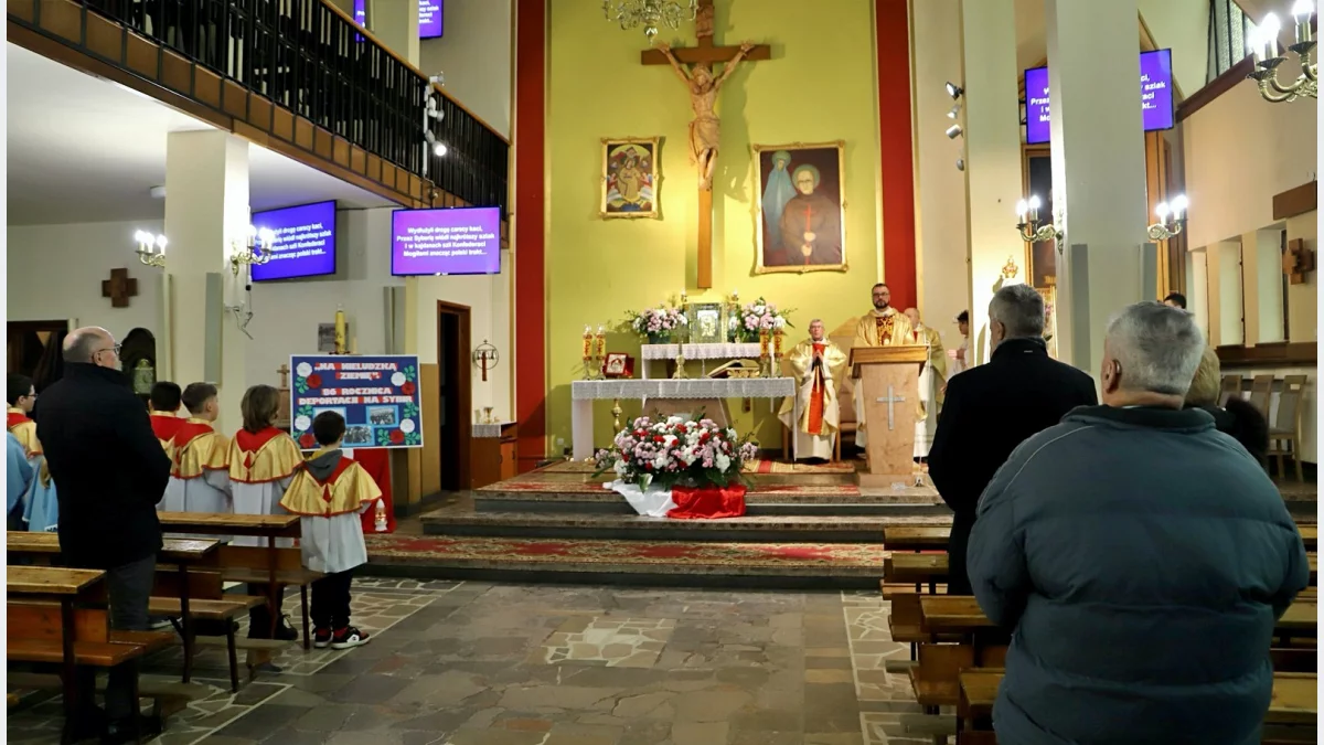 Uczestnicy uroczystości rocznicowych przed kościołem w Młynnem