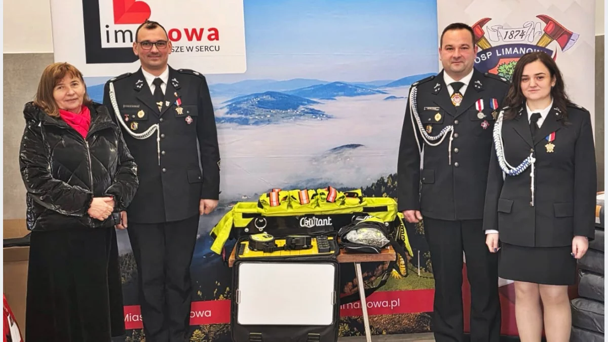 Przekazanie sprzętu ratowniczego w remizie OSP Limanowa