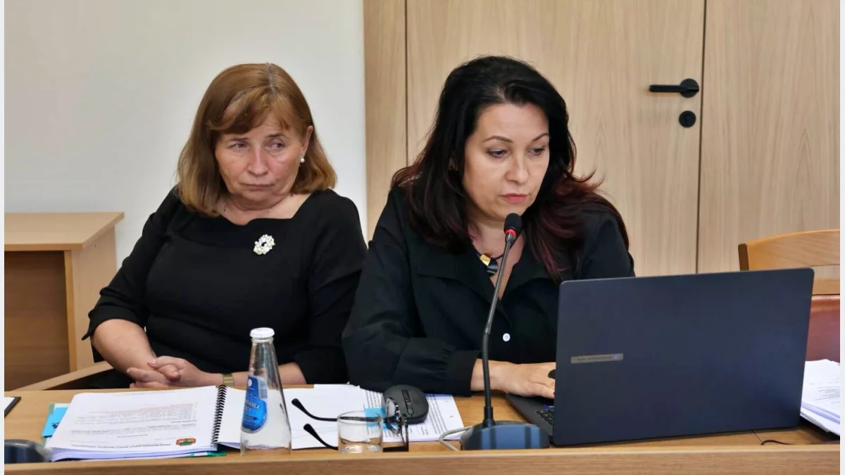 Burmistrz Jolanta Juszkiewicz i jej zastępca Katarzyna Aue-Kęsek w sali narad urzędu