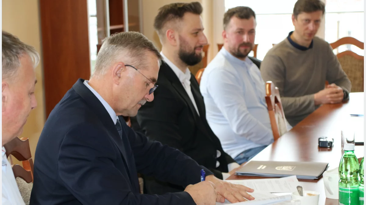 Przedstawiciele gminy Słopnice i klubów sportowych podczas podpisywania umów na dotacje
