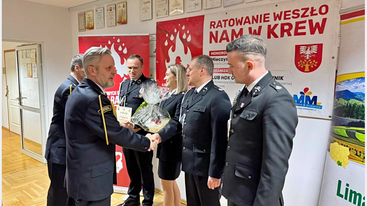 Strażacy i zaproszeni goście podczas wręczenia nagród w konkursie krwiodawstwa w Limanowej