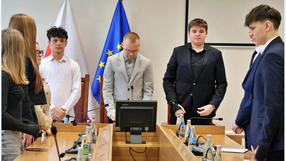 Radni Młodzieżowej Rady Miasta Limanowa podczas obrad w sali narad Urzędu Miasta