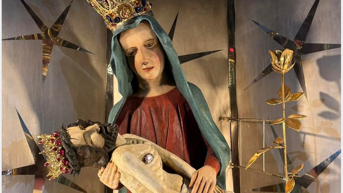 Cudowna Figura Matki Boskiej Bolesnej w ołtarzu Bazyliki w Limanowej