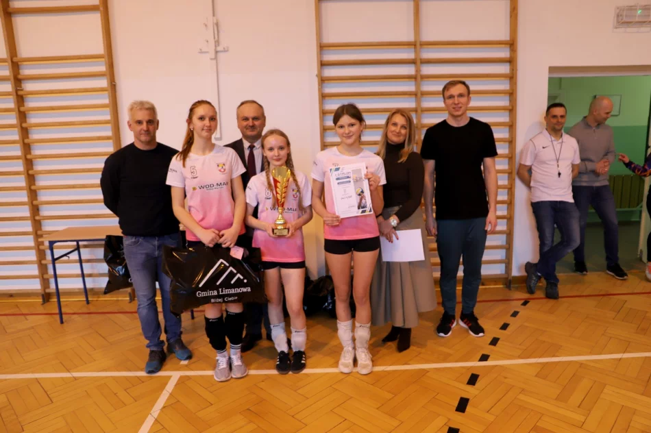 Mordarka i Pisarzowa Mistrzami Gminy Limanowa w Siatkówce Młodzieży - zdjęcie 17