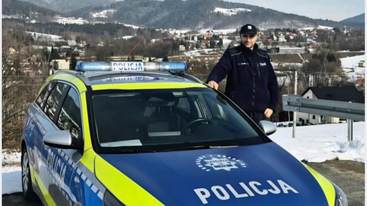 St. asp. Grzegorz Gwiżdż, dzielnicowy z Komendy Powiatowej Policji w Limanowej, w mundurze służbowym przy radiowozie na tle Limanowej
