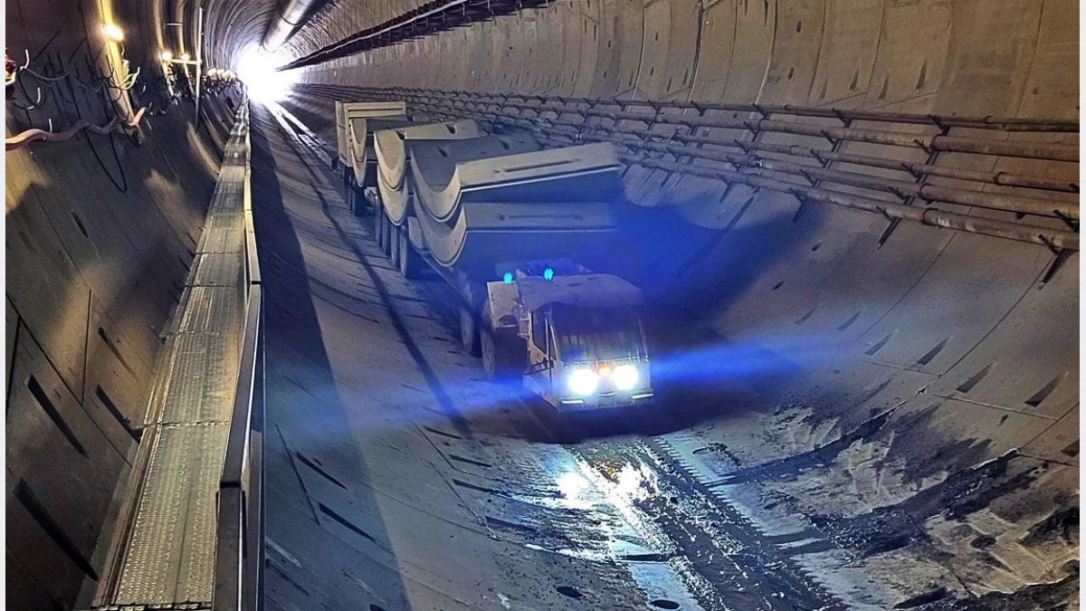 Wnętrze budowanego tunelu kolejowego pod Pisarzową