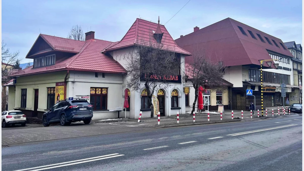 Budynki handlowe w centrum Mszany Dolnej przy ulicy Kolbego