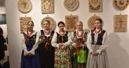 ​Bogactwo tradycji i talentu. Relacja z wernisażu artystów Gminy Kamienica - zdjęcie 2