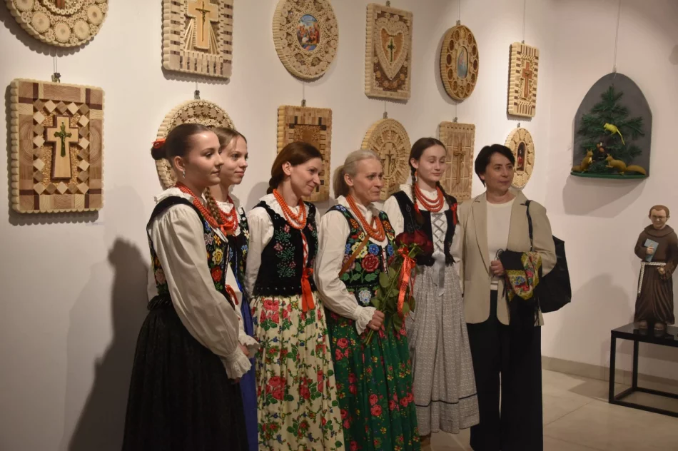​Bogactwo tradycji i talentu. Relacja z wernisażu artystów Gminy Kamienica - zdjęcie 10
