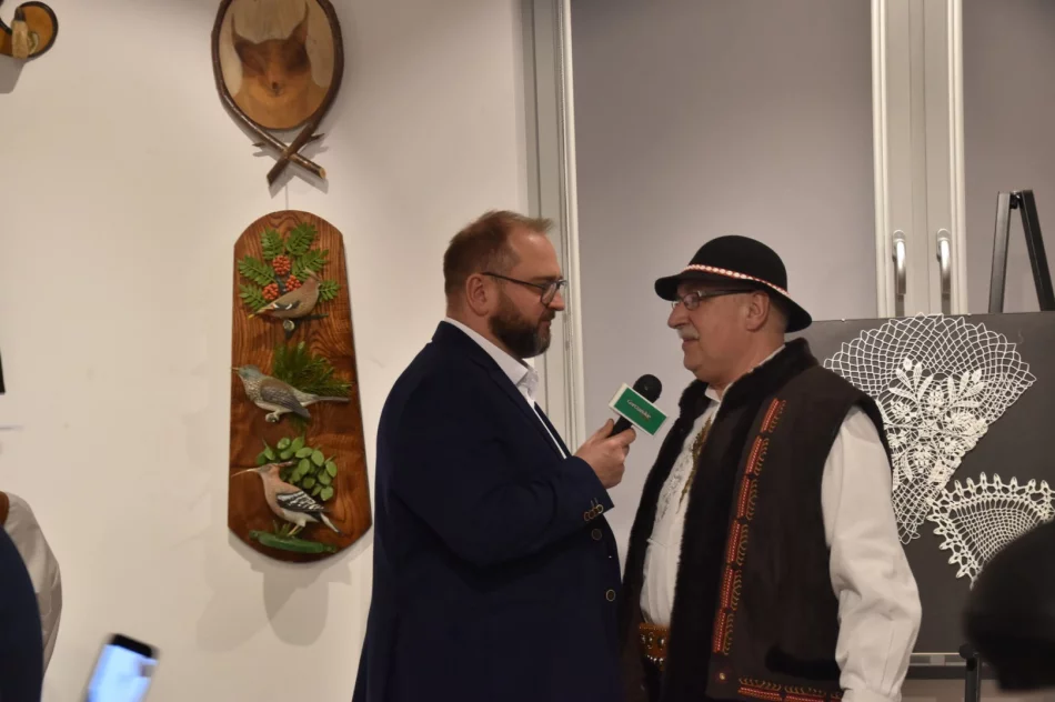 ​Bogactwo tradycji i talentu. Relacja z wernisażu artystów Gminy Kamienica - zdjęcie 12