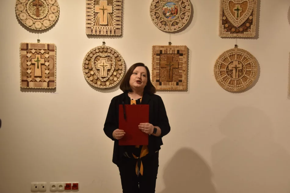 ​Bogactwo tradycji i talentu. Relacja z wernisażu artystów Gminy Kamienica - zdjęcie 13
