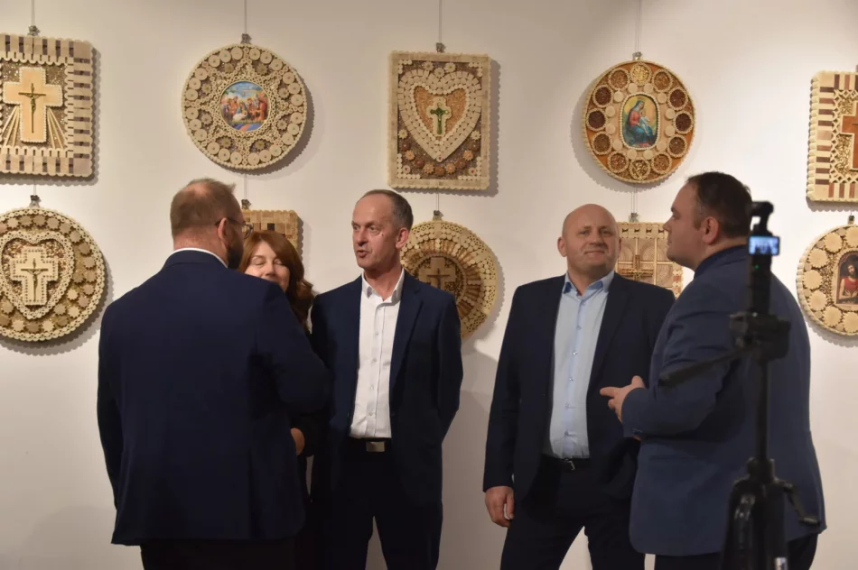 ​Bogactwo tradycji i talentu. Relacja z wernisażu artystów Gminy Kamienica - zdjęcie 15