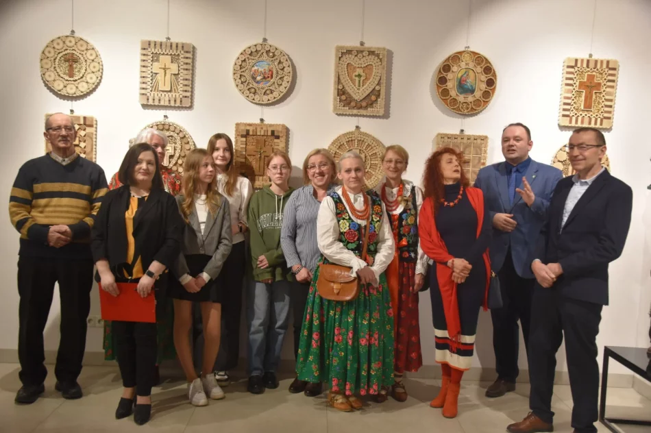 ​Bogactwo tradycji i talentu. Relacja z wernisażu artystów Gminy Kamienica - zdjęcie 16