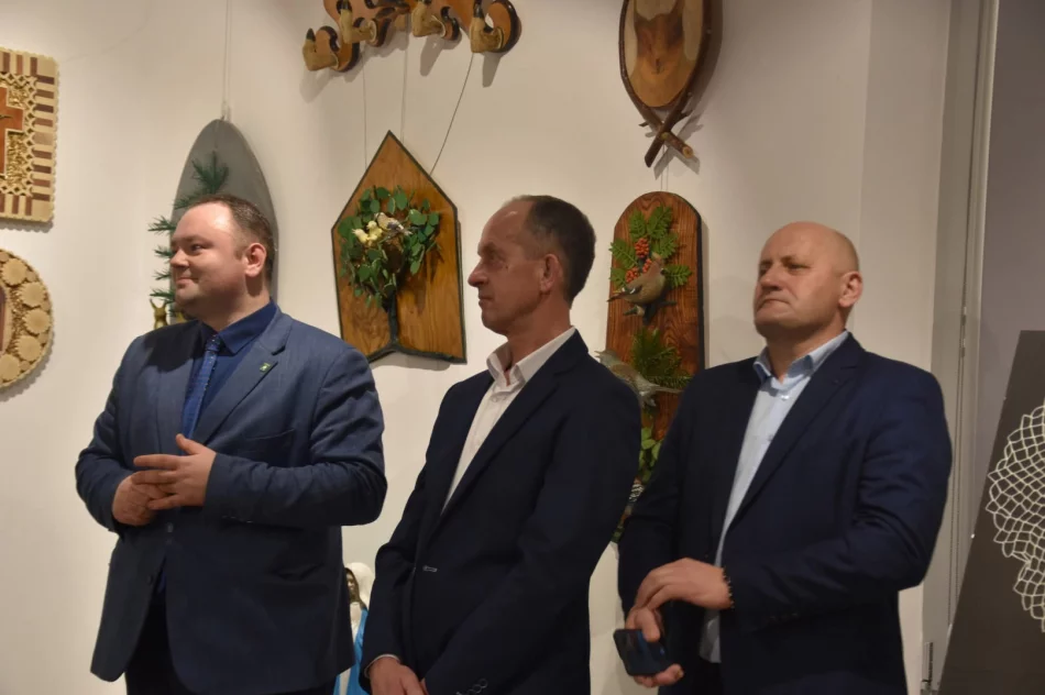 ​Bogactwo tradycji i talentu. Relacja z wernisażu artystów Gminy Kamienica - zdjęcie 19