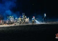 Nocny pożar - ogień strawił drewnianą konstrukcję - zdjęcie główne