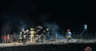 Nocny pożar - ogień strawił drewnianą konstrukcję - zdjęcie 3