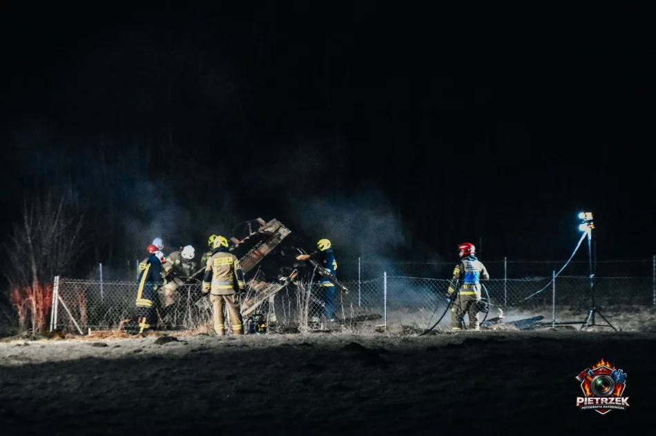 Nocny pożar - ogień strawił drewnianą konstrukcję - zdjęcie 3