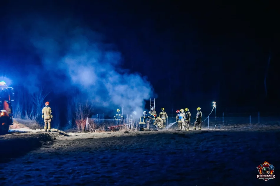 Nocny pożar - ogień strawił drewnianą konstrukcję - zdjęcie 4