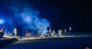 Nocny pożar - ogień strawił drewnianą konstrukcję - zdjęcie 4