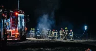 Nocny pożar - ogień strawił drewnianą konstrukcję - zdjęcie 5