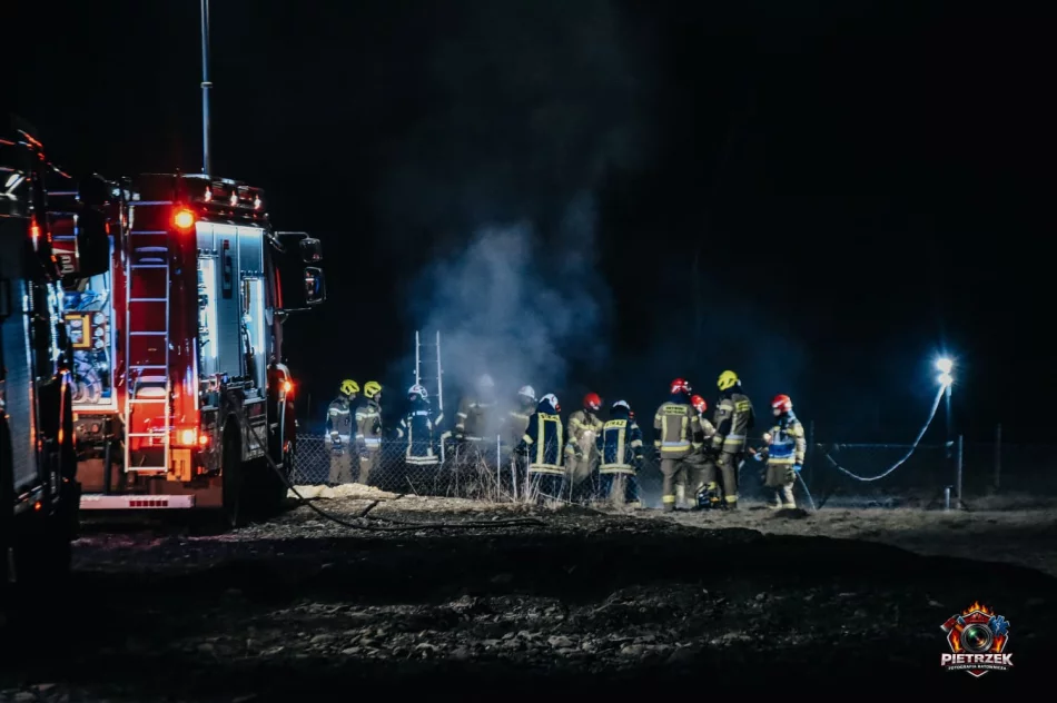 Nocny pożar - ogień strawił drewnianą konstrukcję - zdjęcie 5