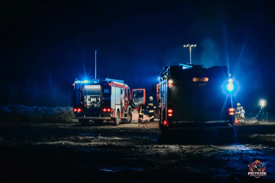 Nocny pożar - ogień strawił drewnianą konstrukcję - zdjęcie 6