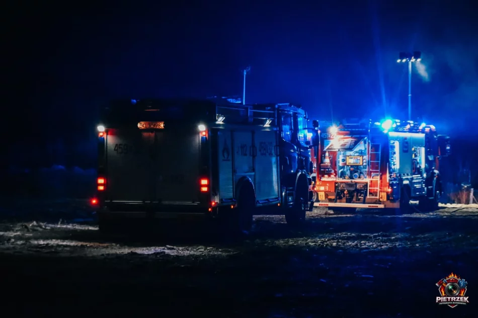 Nocny pożar - ogień strawił drewnianą konstrukcję - zdjęcie 7