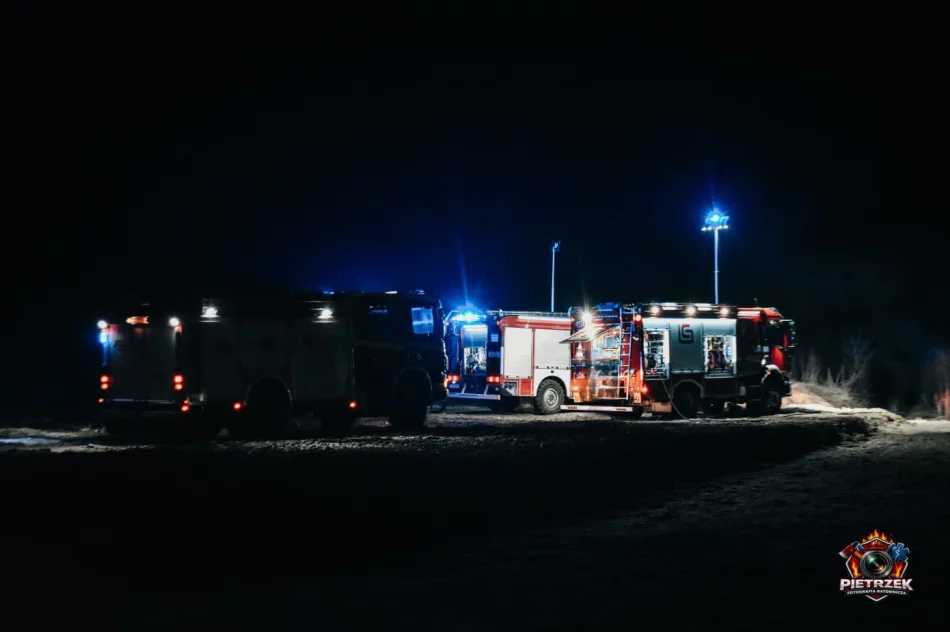 Nocny pożar - ogień strawił drewnianą konstrukcję - zdjęcie 8