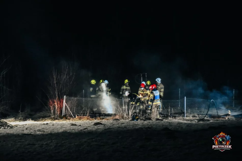Nocny pożar - ogień strawił drewnianą konstrukcję - zdjęcie 9