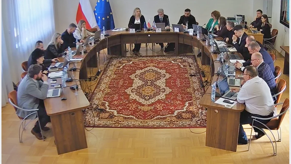 Sala obrad Rady Gminy Mszana Dolna podczas wystąpienia wójta.