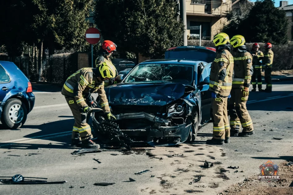 Kolizja dwóch aut na DK 28 - zdjęcie 10