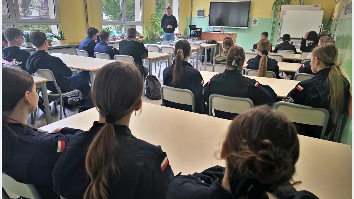 Technik kryminalistyki z limanowskiej policji prezentuje specjalistyczny sprzęt do zabezpieczania śladów na miejscu zdarzenia.