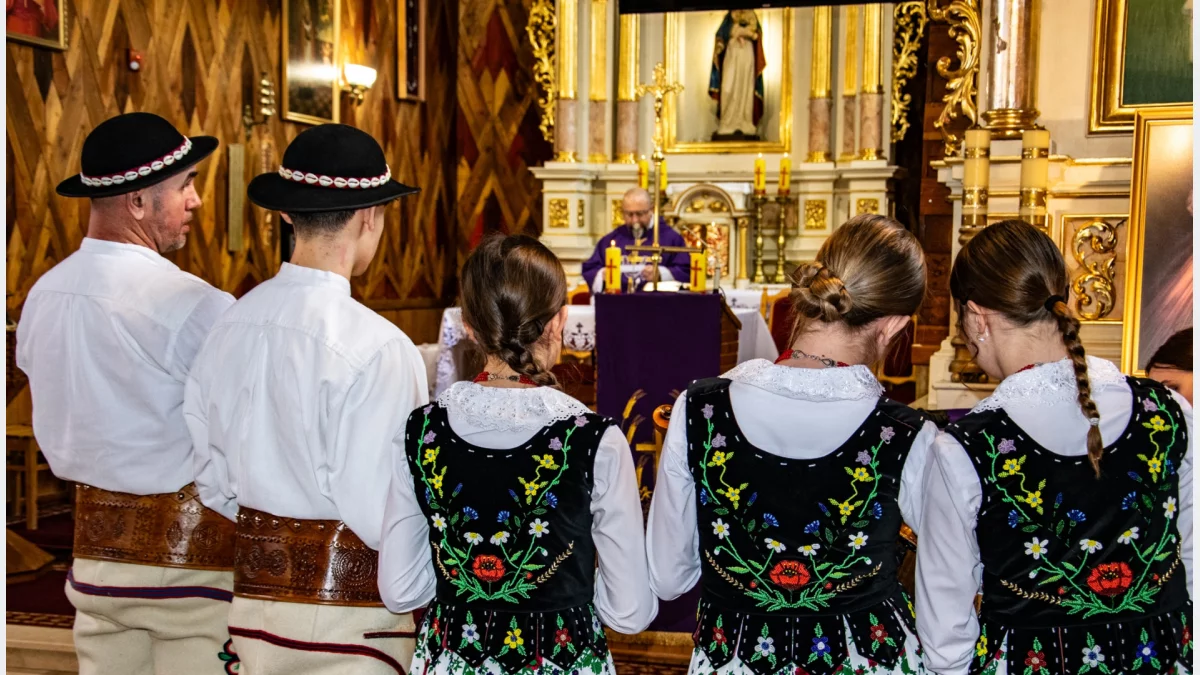 Grupa Zagórzan w tradycyjnych strojach regionalnych w kościele w Lubomierzu.
