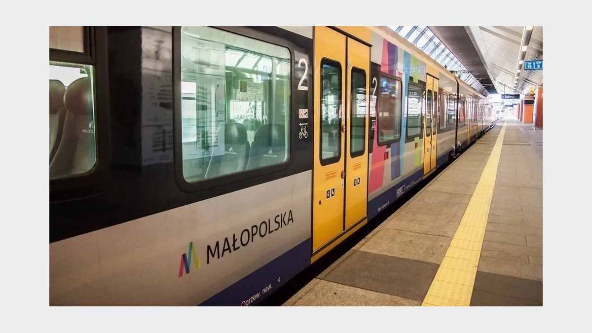 Skład małopolskiego pociągu regionalnego na zmodernizowanym dworcu kolejowym