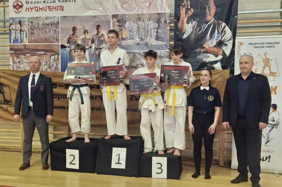 Limanowscy karatecy z medalowym dorobkiem w wojewódzkiej rywalizacji - zdjęcie 2