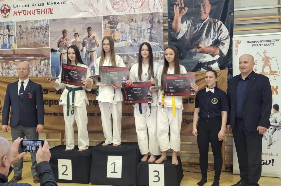 Limanowscy karatecy z medalowym dorobkiem w wojewódzkiej rywalizacji - zdjęcie 6