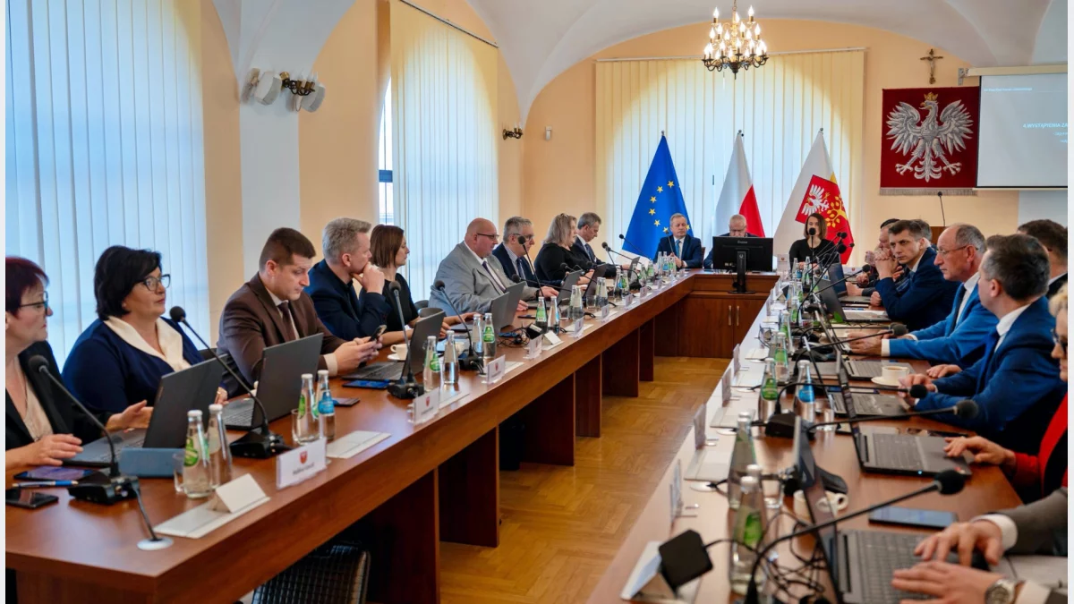 Rada Powiatu Limanowskiego podczas obrad w starostwie