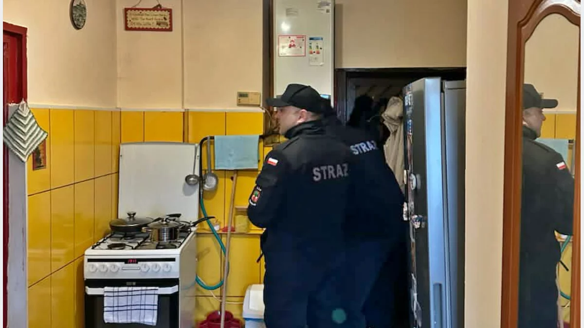 Strażacy z OSP Limanowa montują czujniki tlenku węgla