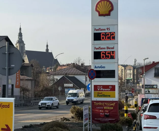 Premier uspokaja, a Orlen po cichu winduje ceny w hurcie. Podwyżki cen paliw na stacjach - zdjęcie główne