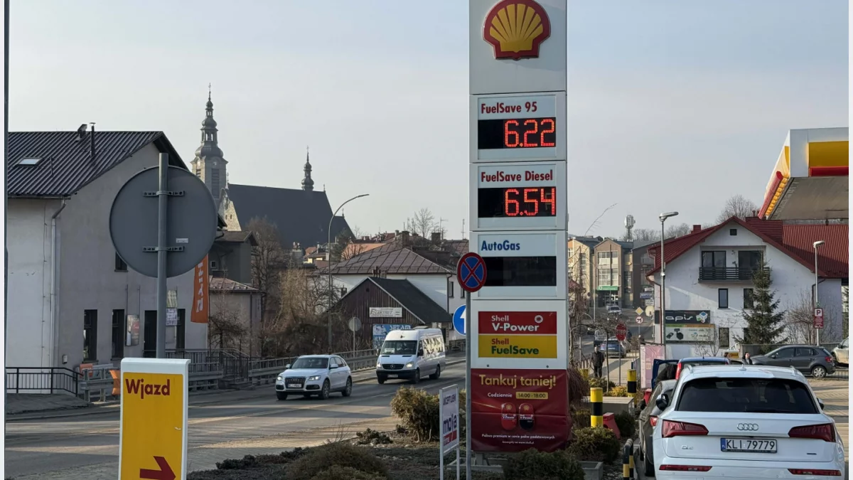 Premier uspokaja, a Orlen po cichu winduje ceny w hurcie. Podwyżki cen paliw na stacjach